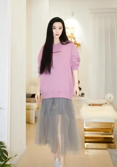 范冰冰难得打扮低调紫卫衣配灰纱裙简单休闲却难掩惊艳感