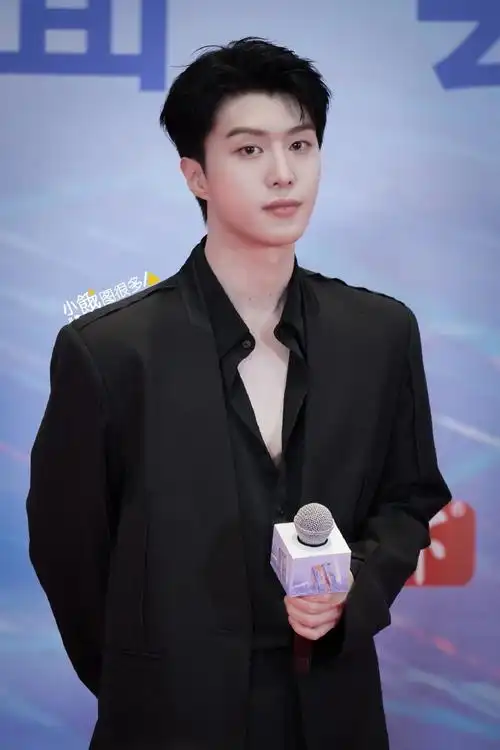 丞丞说会尝试不同风格的作品,这次来荆州也想尝试当地美食#范丞丞出道