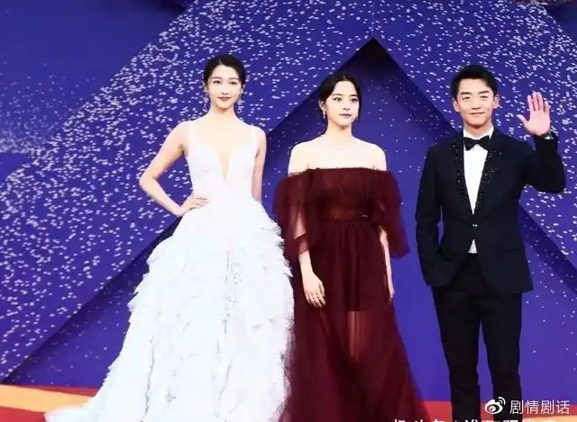 关晓彤杨颖同穿婚纱,原来女明星同框比美,身高才是艳压王牌