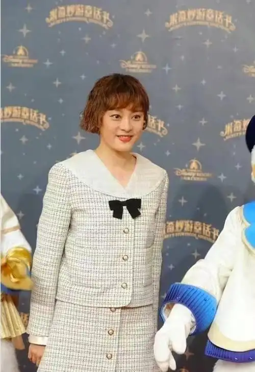 神情疲倦,眼神凌厉,面相越来越凶,身上带着好像要随时打仗的紧张感.