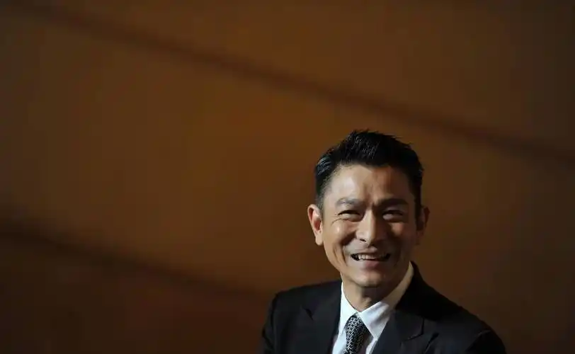 刘德华的皈依师父妙莲老和尚讲过这样一个道理,妙莲老和尚用拇指和