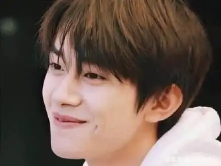 易烊千玺梨涡笑,大佬的笑太犯规了!