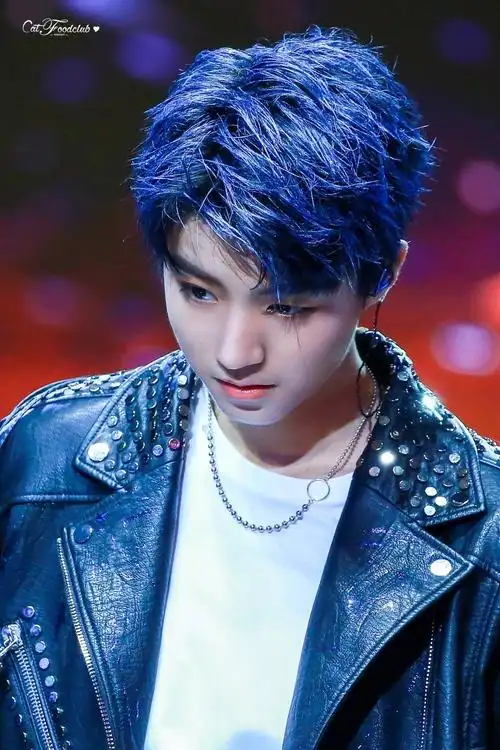 蓝色头发小哥哥很撩人