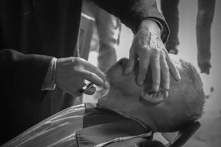 现在很难有年轻理发师会使用剃刀.老年人还是会去这样的老店.