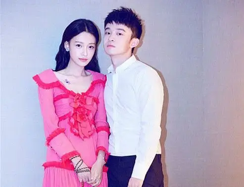 难得的是,有这么雄厚强劲的家庭背景作支撑,董子健却没有依靠父母的