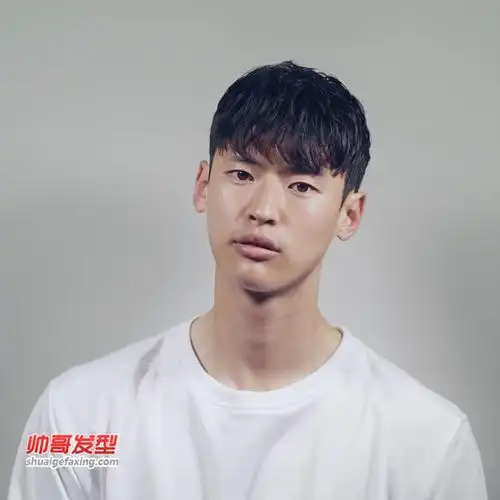 男生潮发型之微卷发型 齐刘海微卷烫发图片(4)-纹理烫发型-帅哥发型网