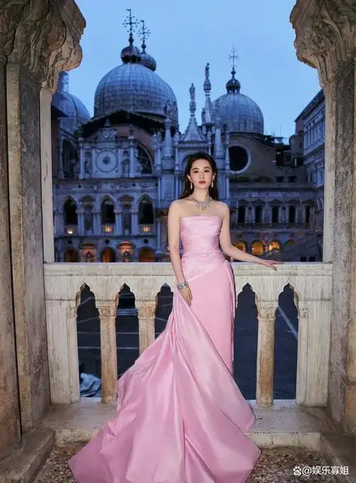 刘亦菲和安妮海瑟薇两大神颜梦幻同框,引发全网热议.