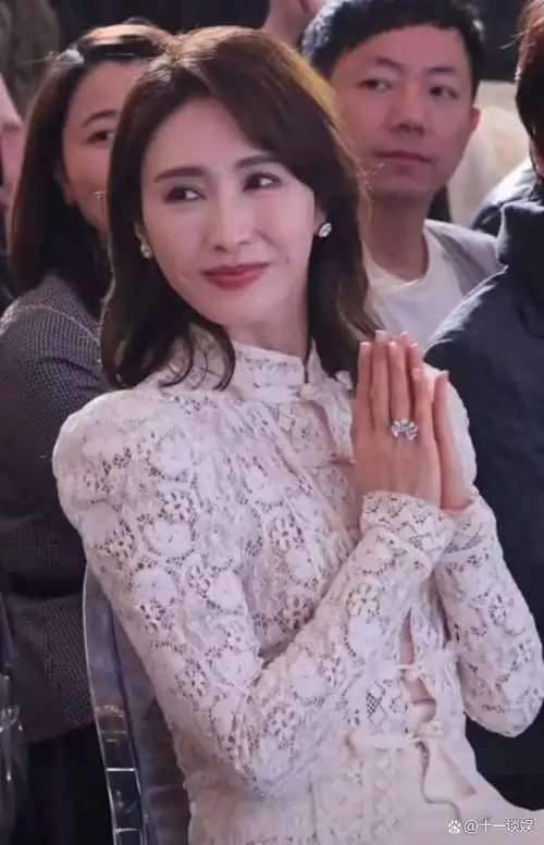 近日,女星黎姿现身上海出席活动,许久未露面的她,整个人保养得当,身材