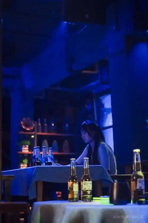 凤凰古城                     酒吧里的游人