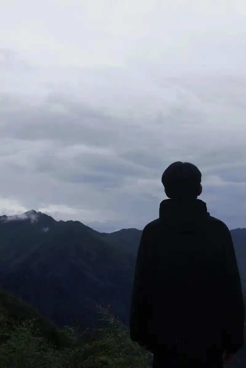 至若春和景明#研学旅行 #男高中生 #背影 #井冈山 - 抖音