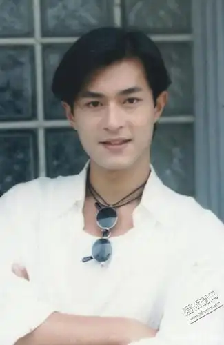 古天乐二十岁,眉清目秀,玉树临风.