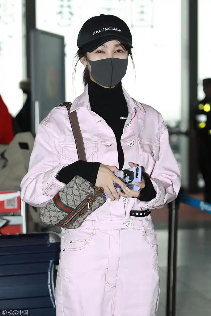 李菲儿素颜露笑似邻家女孩 秀春装粉嫩连体裤娇俏又个性