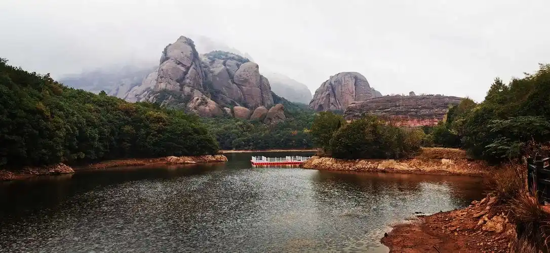 龟峰风景名胜区位于江西省弋阳县西南部,是世界地质和自然遗产名胜区.