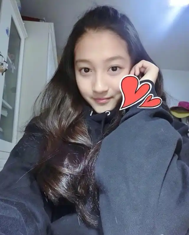 关晓彤 最近的生活照 自己说晒黑了