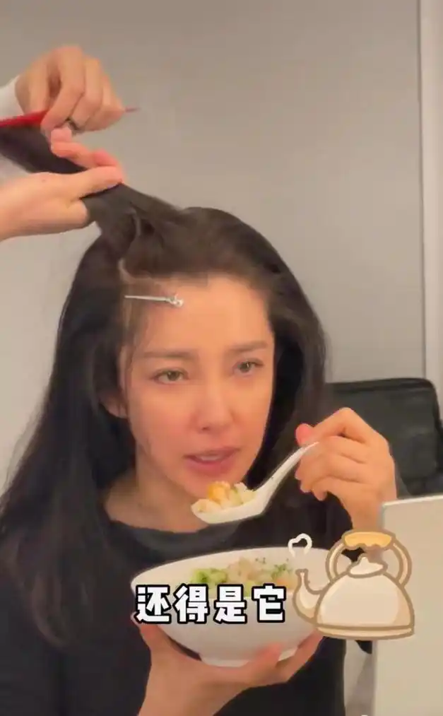 李冰冰素颜不美颜了,面黄肌瘦越看越舒服,少女披发年轻十岁不止