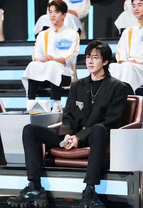 据说刘宇宁与助理二人在成都太古里逛街.