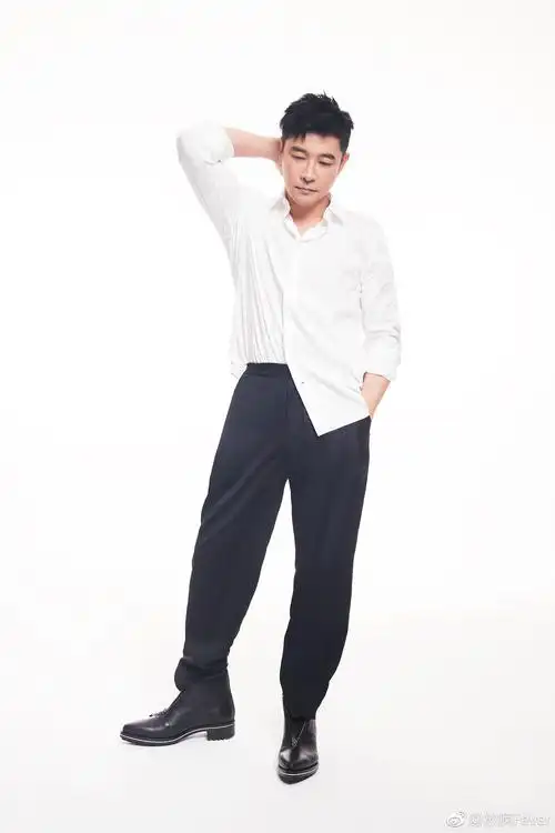 近日artist黄维德曝光一组时尚大片身穿白色衬衫