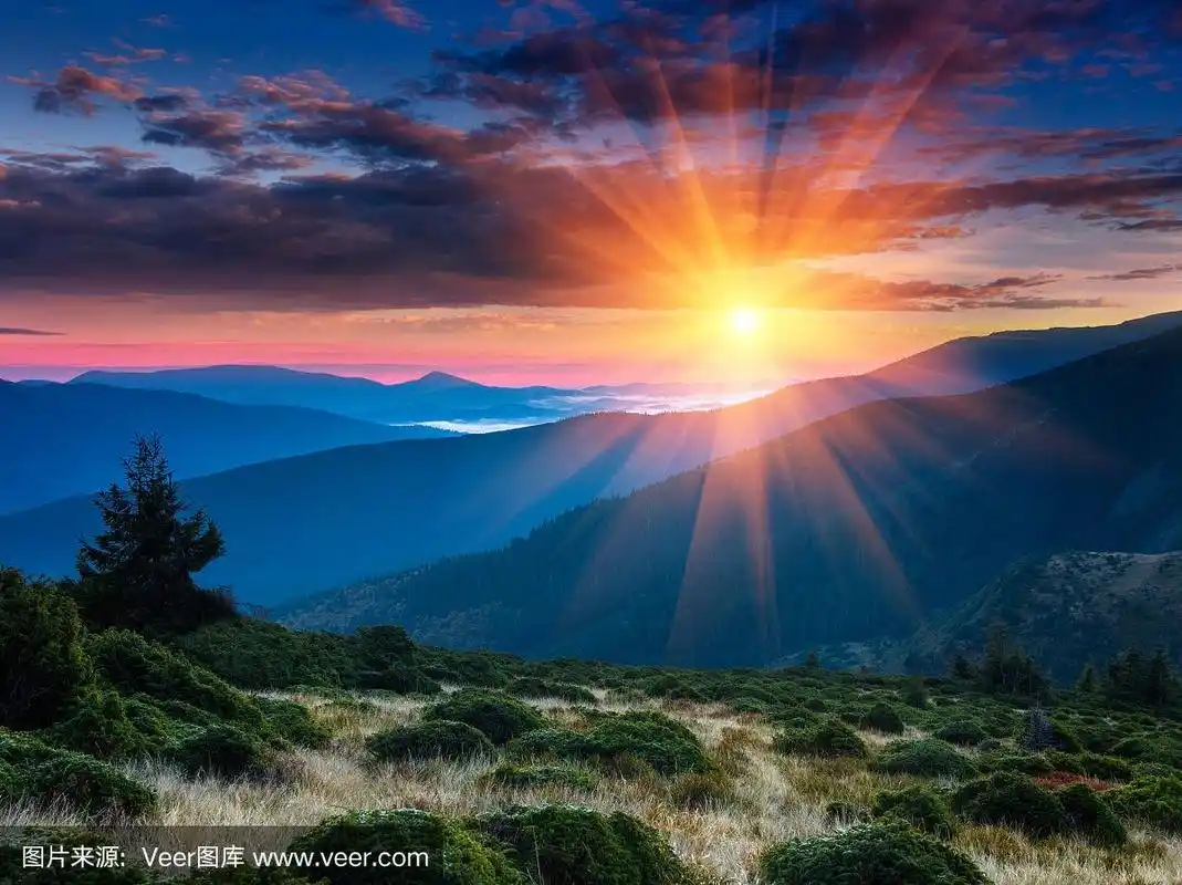 山上五颜六色的日出全景.