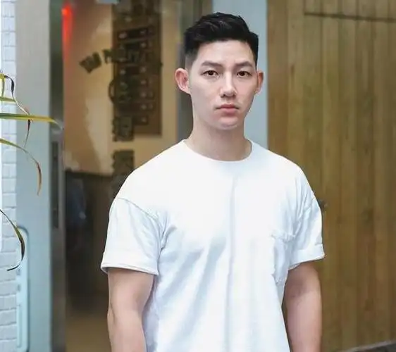 男生"两边剃光,中间留长"的发型,这4款很帅气,不要剪错了