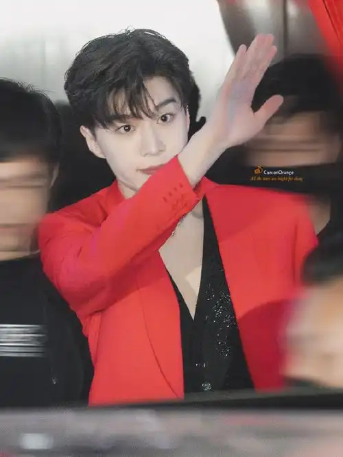 范丞丞红色西装造型