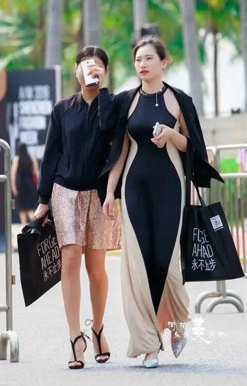 街拍小姐姐的裙子很有曲线美窈窕好身材你也可以拥有