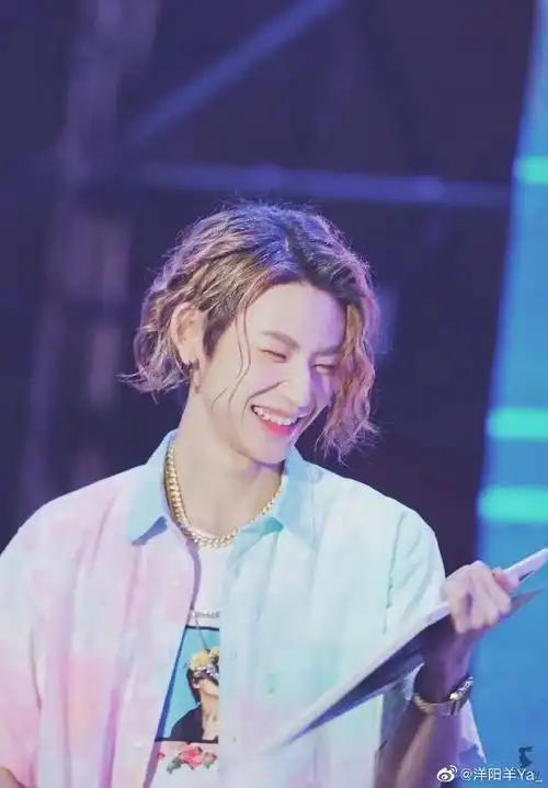 我的充电宝(笑起来的小括号)@小鬼-王琳凯