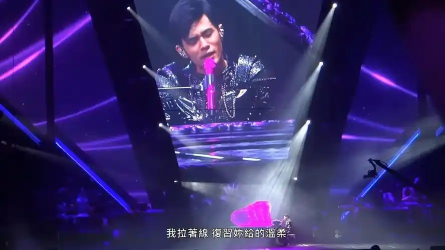周杰伦《搁浅》2013年现场10年前的现场,看着现场的大合唱,很慶幸自己