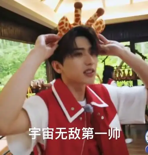 蔡徐坤一如既往的送来了他的表情包#奔跑吧蔡徐坤#&#金靖逗蔡徐坤