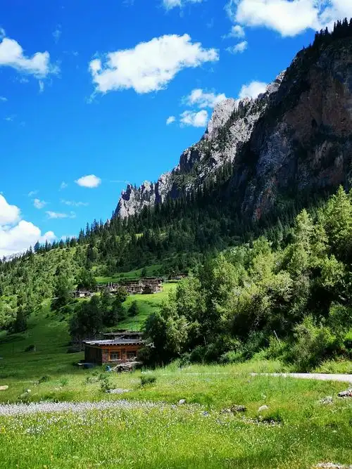 背靠大山头顶蓝天
