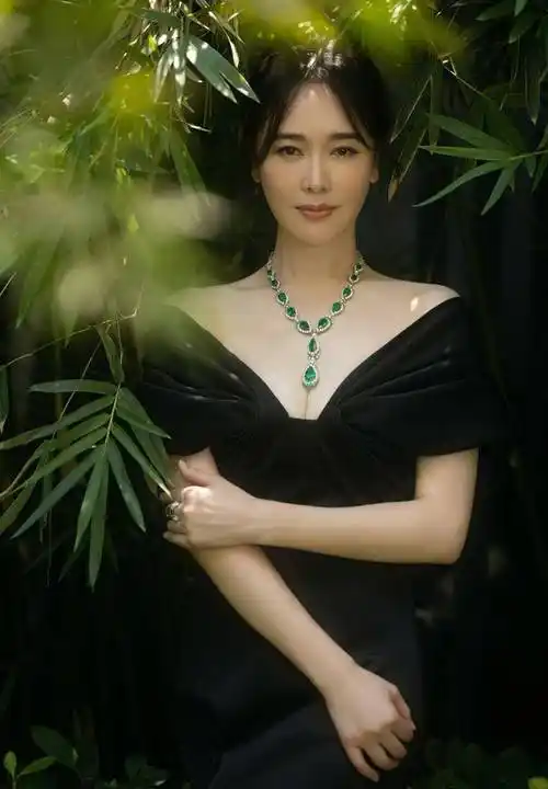 左小青终于肯秀身材了!