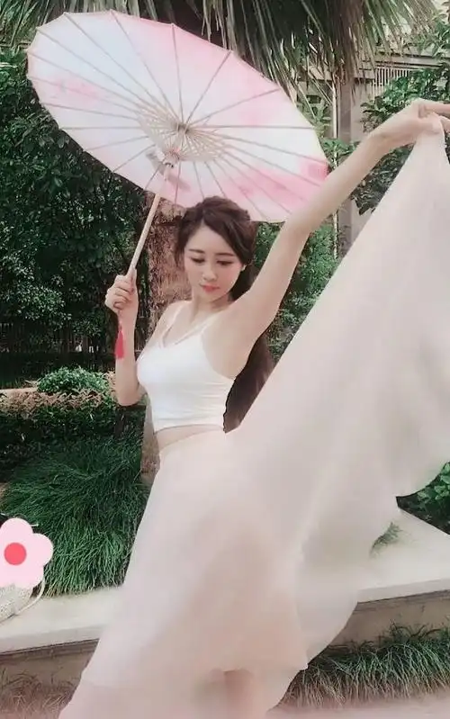 穿裙子秀一字马小姐姐早有防备