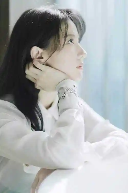 刘亦菲终于换风格,穿白衬衫 黑色阔腿裤,随便一穿就有高级感_刘海_双