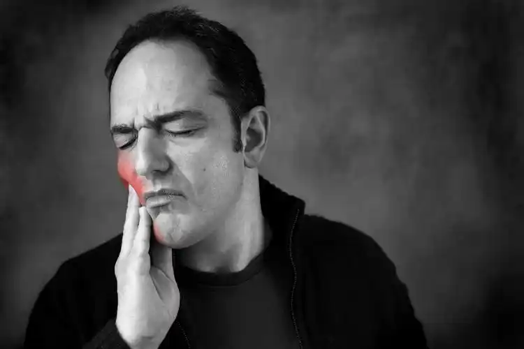 一男子患有牙痛痛苦概念肖像牙齿疼痛