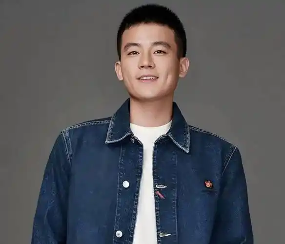 刘德华欧豪黄奕罕见同框!57岁天王与33岁硬汉热聊,黄奕气质绝佳