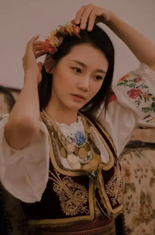 郑恺妻子苗苗肤白貌美大长腿