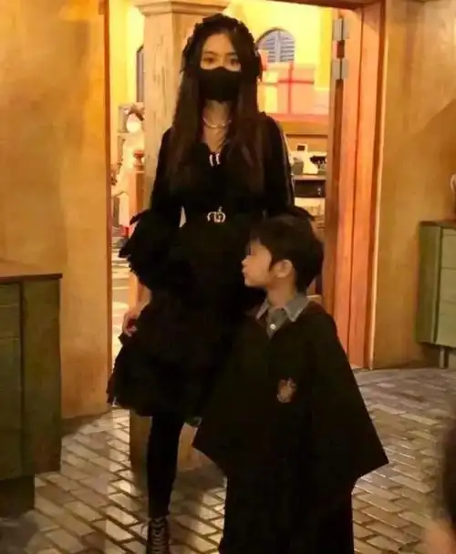 32岁杨颖现身商场,带儿子买玩具,4岁小海绵身高惊人到妈妈腰部