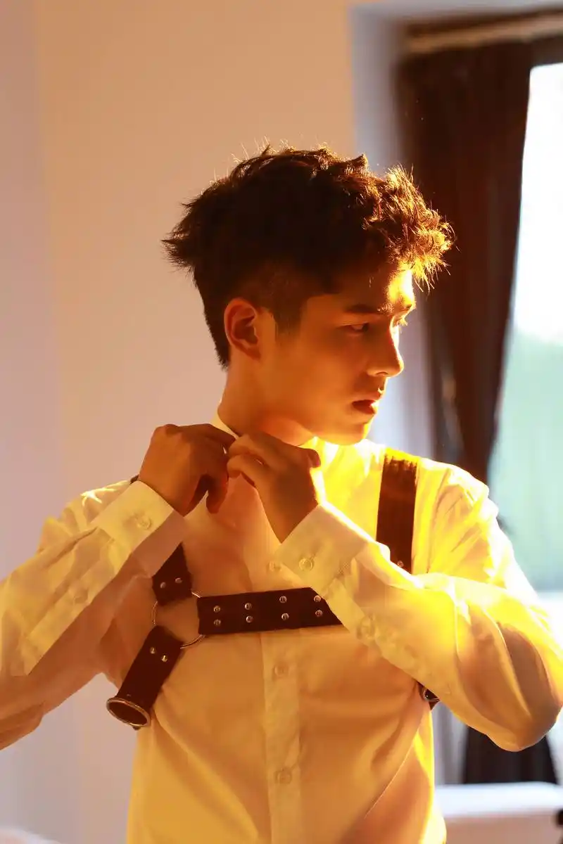 刘昊然:极光之地的明信片一批接一批网友:住冰岛不回来啦?