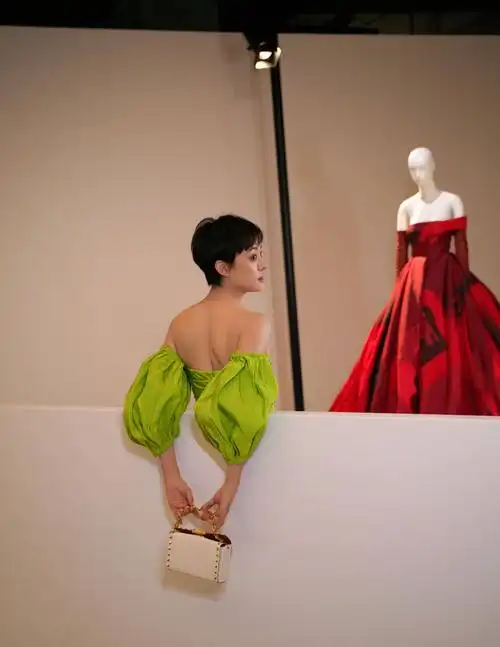 孙俪身穿荧光绿抹胸礼服亮相展露香肩秀性感美背