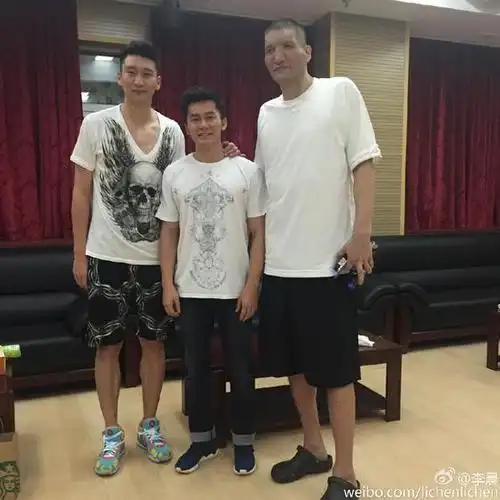李晨与孙悦巴特尔合影秒变小矮人