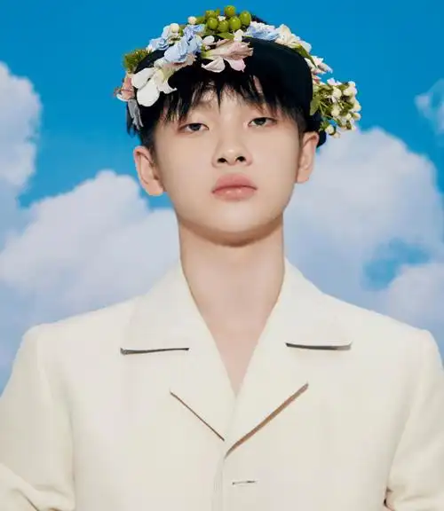 r1se最新大片:周震南戴花环翟潇闻戴棒球帽,他最符合