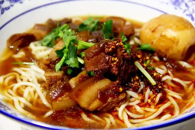 图片[1]-带火饭店20年的卤肉面做法(带视频-起舞食谱网