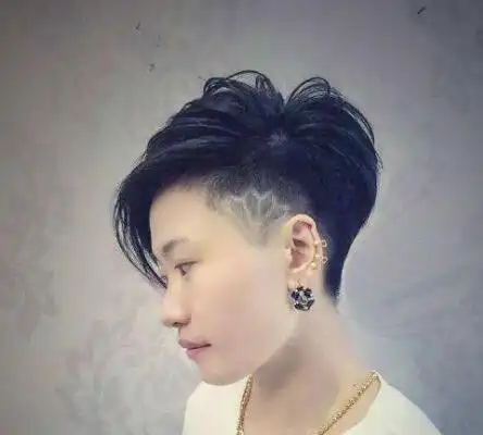 刘海短发雕刻发型,一边鬓角的头发部分剃短之后,雕刻出花朵图案的造型