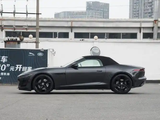 捷豹f-type是一款极具动感与优雅的跑车,其前脸设计极具辨识度,标志性