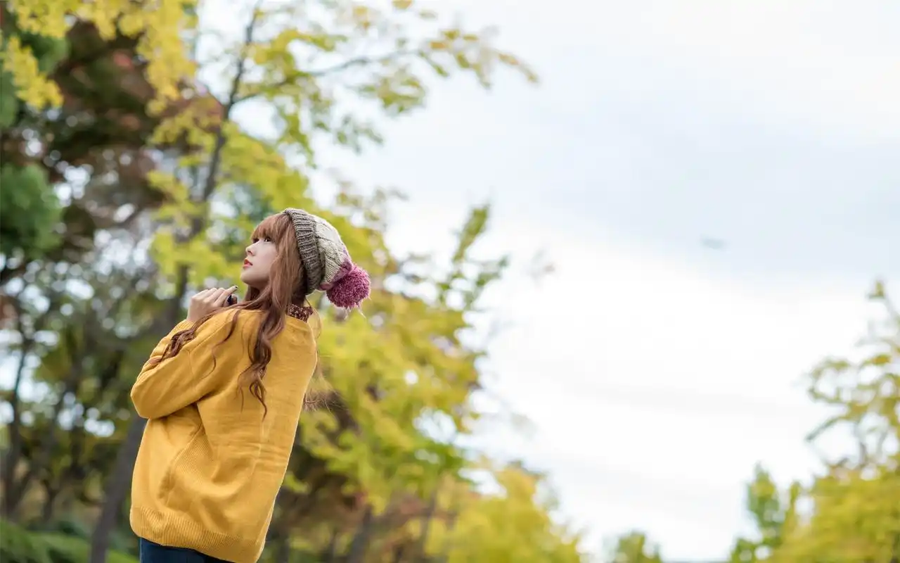 森系小清新美女高清宽屏桌面壁纸