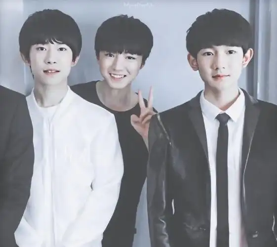 王俊凯易烊千玺为王源庆生准点送上祝福三小只关系好极了