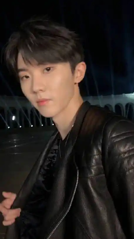 马嘉祺大时代卡点视频#来看马嘉祺《大时代》卡点视频了皮衣墨镜喉结