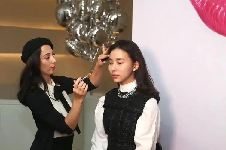 明星化妆师ginabrooke(左)为知名博主venicemin打造妆容