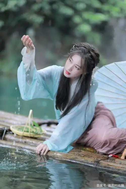 古装美女清新脱俗,优雅古典的气质尽显,美丽的东方神韵!