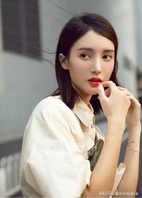 很多人网友喜欢磕邓伦与金晨,据我所知他俩是当初不出名的时候谈的