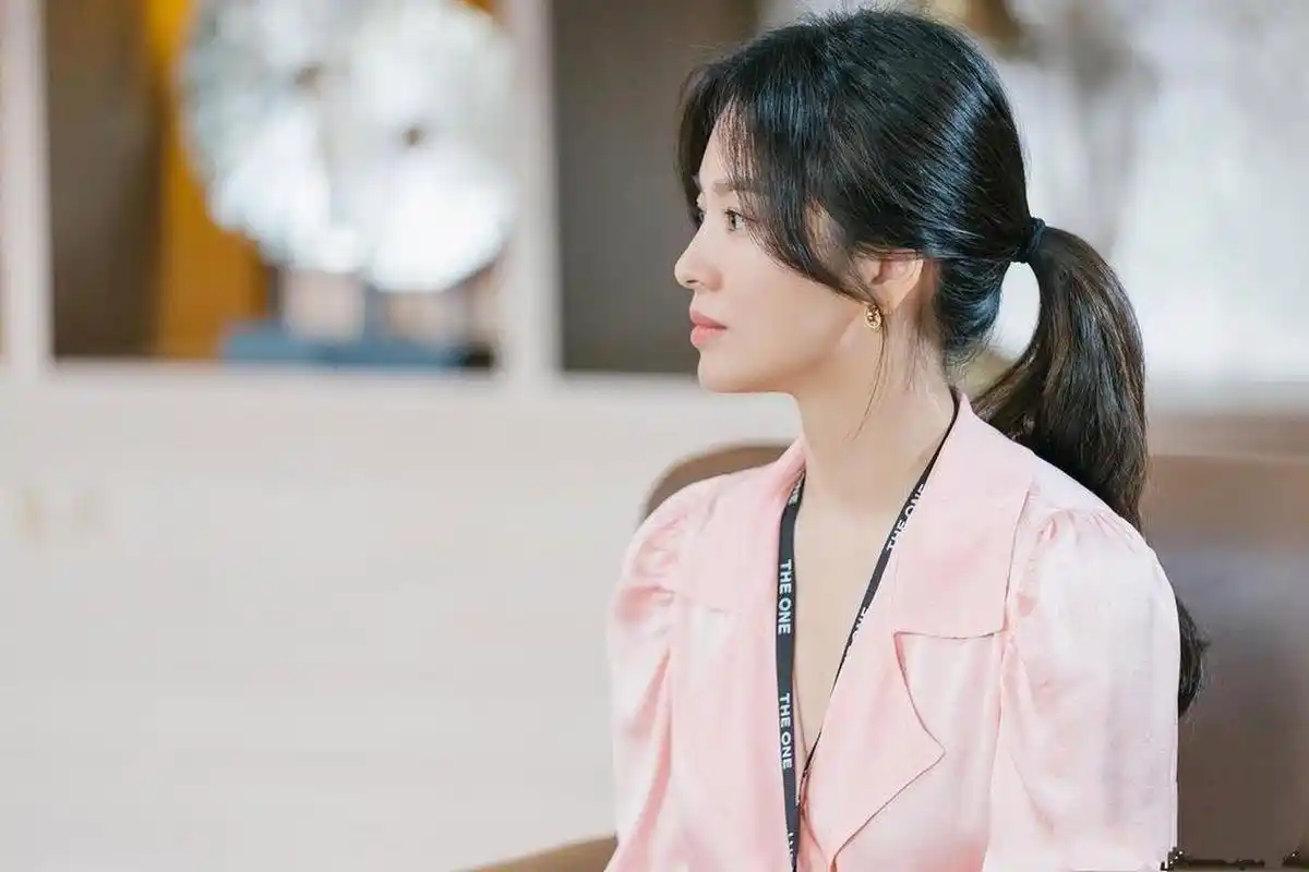 30天创作进行时第二期# 侧脸入镜的宋慧乔绝美,精神柔和的低马尾配合